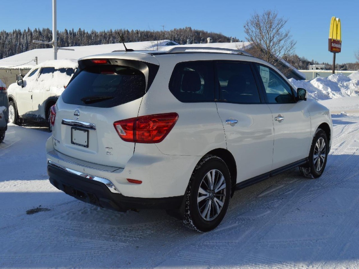 2018 Nissan Pathfinder SL Main Image