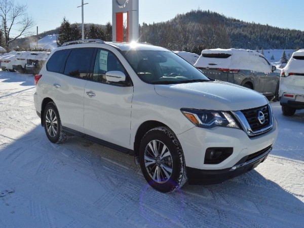 2018 Nissan Pathfinder SL Main Image
