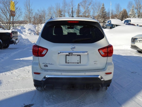 2018 Nissan Pathfinder SL Main Image