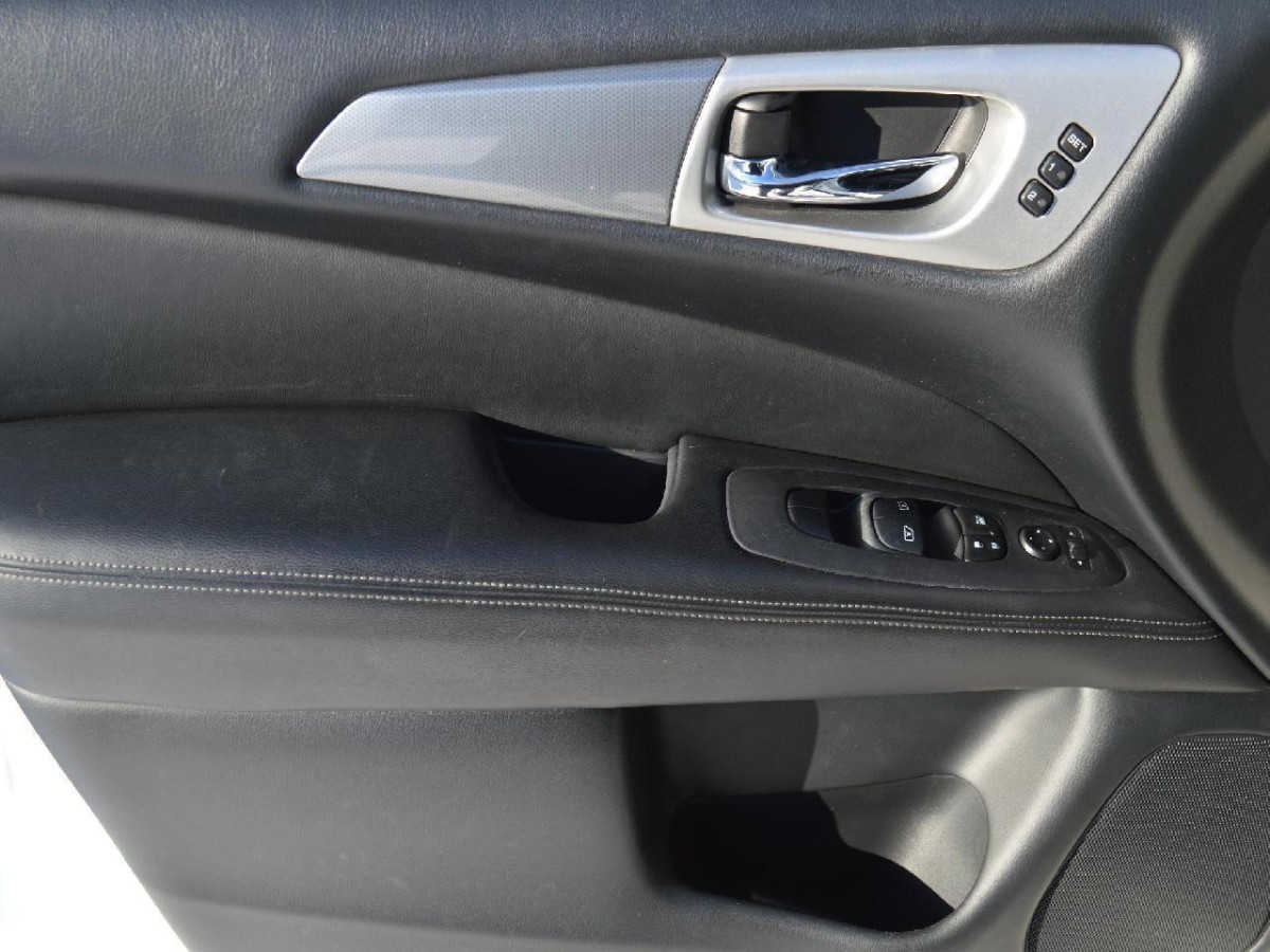 2018 Nissan Pathfinder SL Main Image