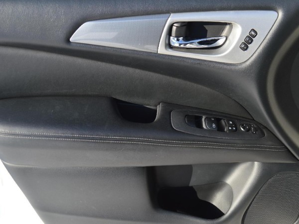 2018 Nissan Pathfinder SL Main Image