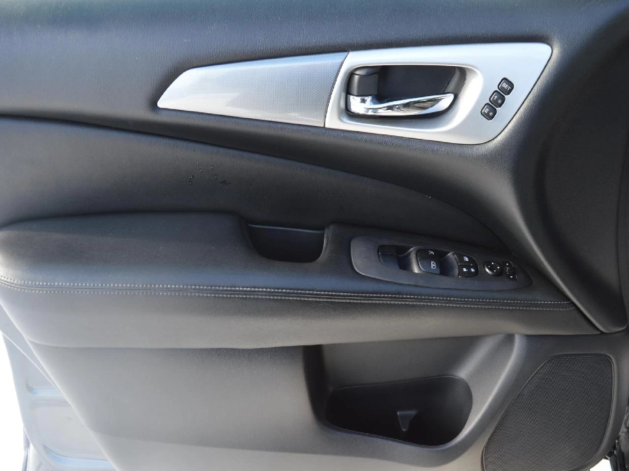 2017 Nissan Pathfinder SL Image principale