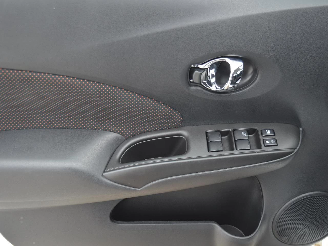 2018 Nissan VERSA NOTE SR Image principale