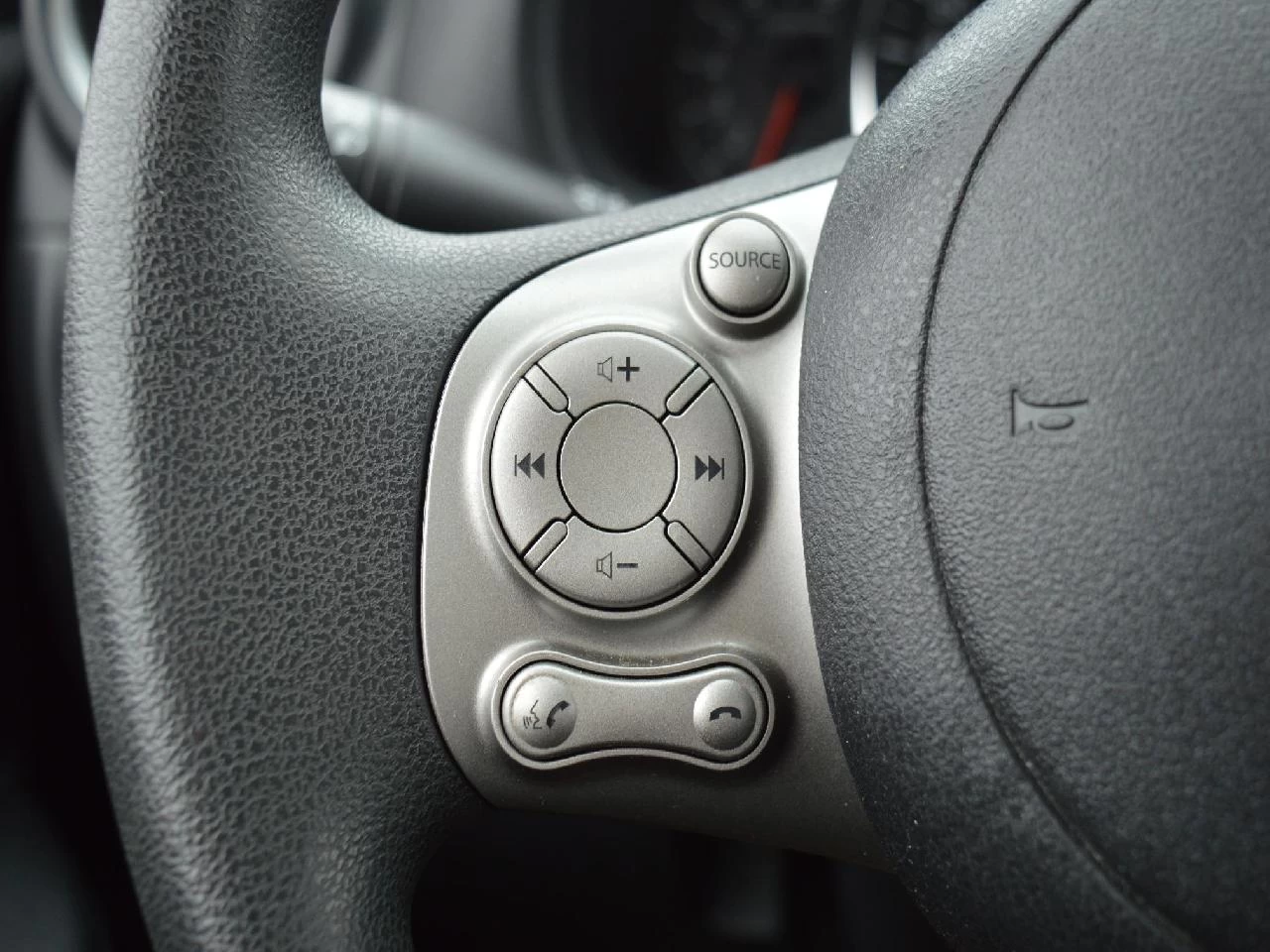 2016 Nissan Micra SV Image principale