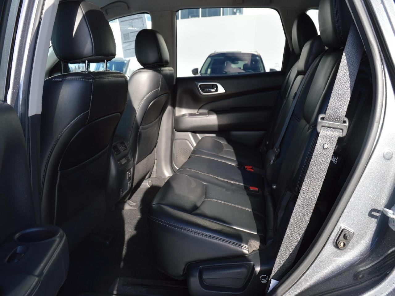 2017 Nissan Pathfinder SL Image principale