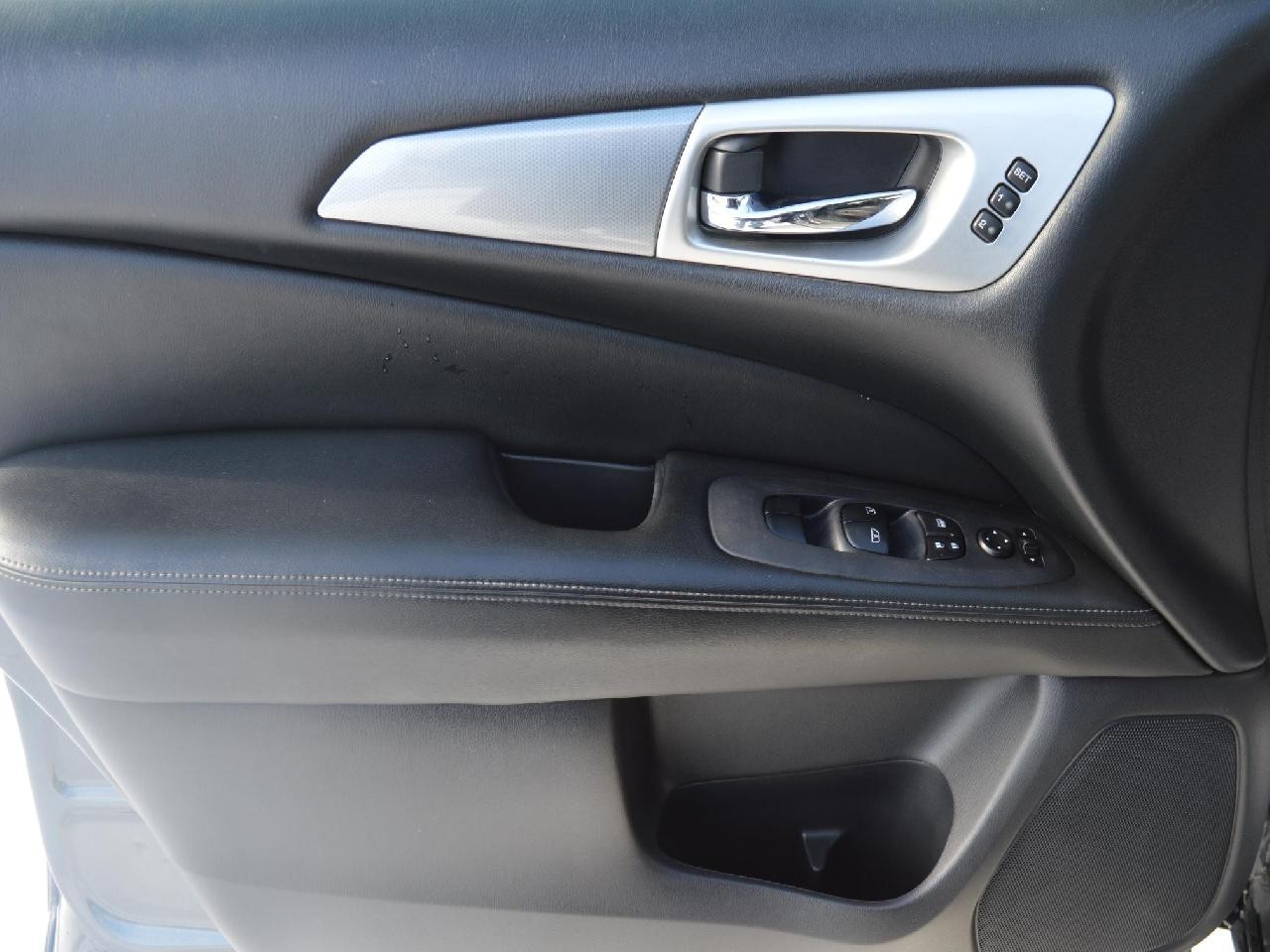 2017 Nissan Pathfinder SL Image principale