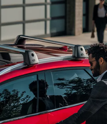 Un homme entrant dans son véhicule