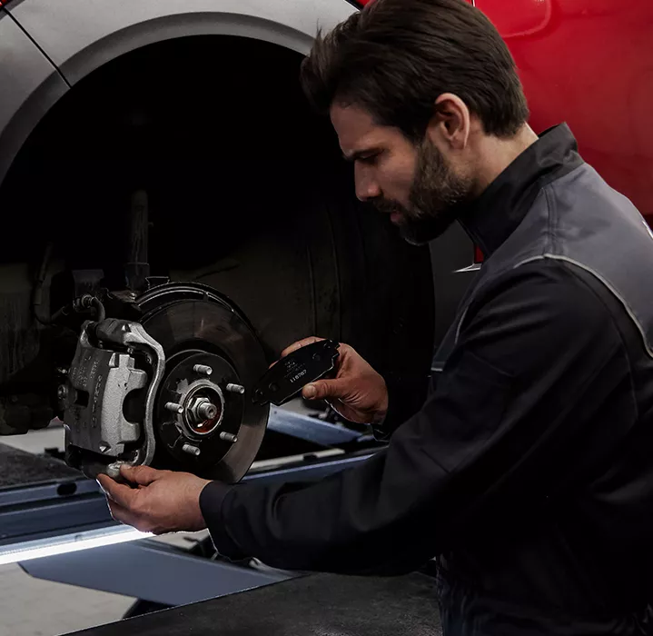 Un mécanicien qui répare un frein