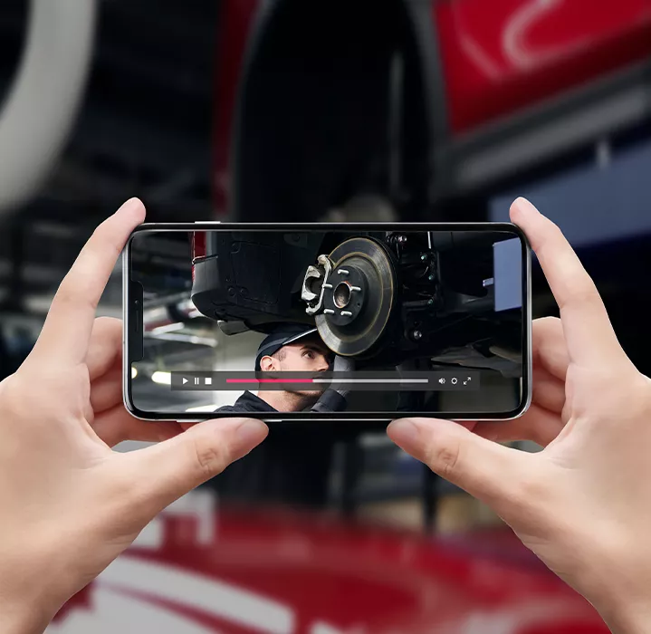 Un vidéo d'un mécanicien qui répare un frein