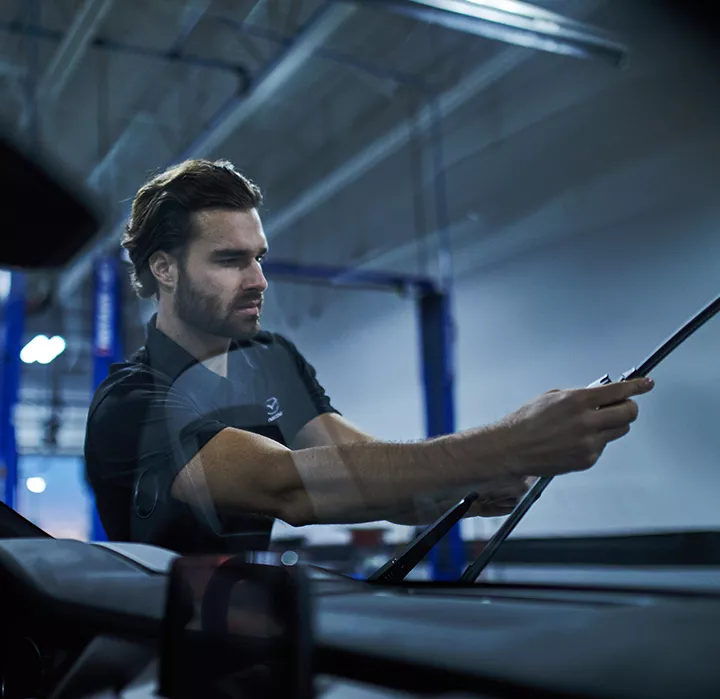 Mécanicien qui change les essuie-glaces